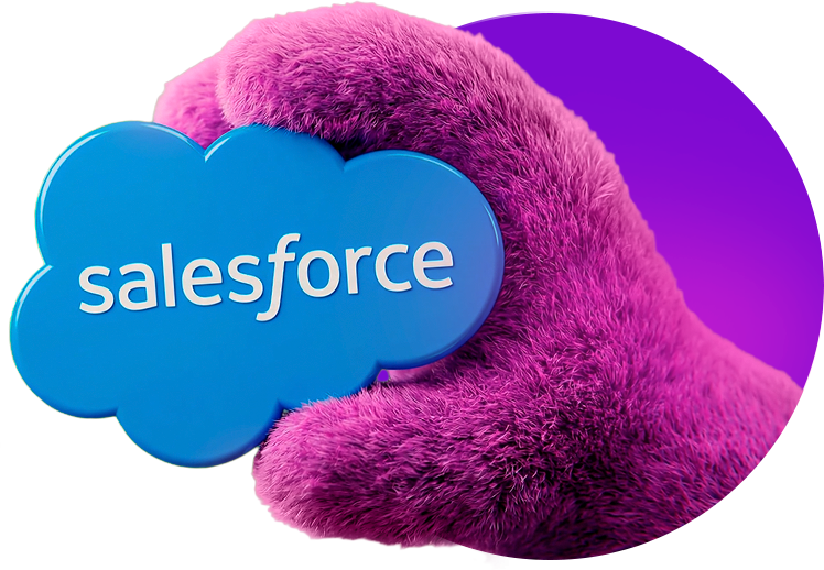 Mão segurando logo Salesforce